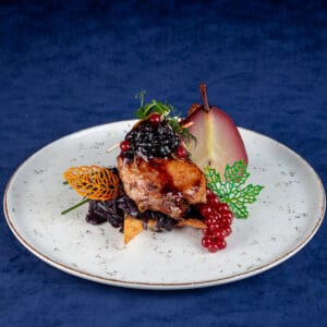 PULPĂ DE RAȚĂ CU VARZĂ ROȘIE CROCANTĂ ȘI PERE ÎN SOS DE VIN (200/150/150/50 gr)